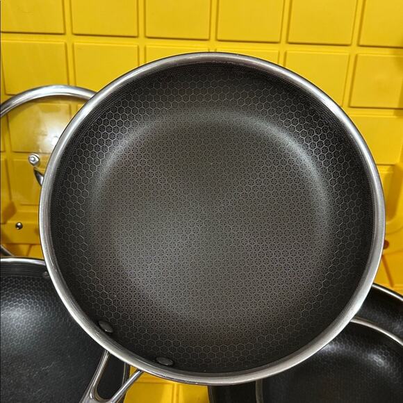 HEXCLAD 6 Piece Nonstick Stainless Steel Frying Pan Set 8”, 10” 12” and Wok $600 - Picture 7 of 12